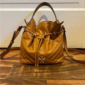 ✨Tory Burch Kira Chevron Mini Bucket Bag✨